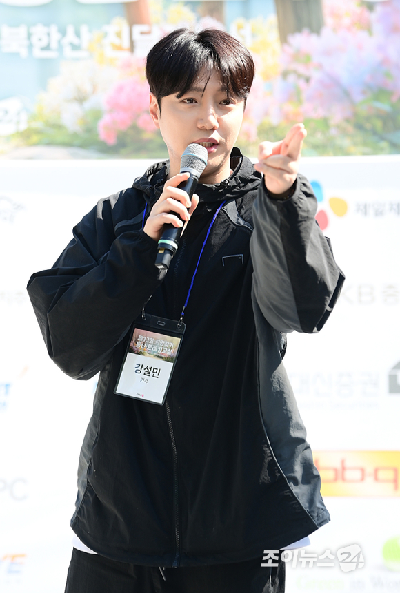 트로트 가수 강설민이 25일 서울 강북구 우이동 만남의 광장에서 열린 산악인 오은선 대장과 함께하는 '제13회 희망찾기 등산&middot;트레킹 교실' 개막식에 홍보대사로 참석해 인사말을 하고 있다. [사진=정소희 기자]