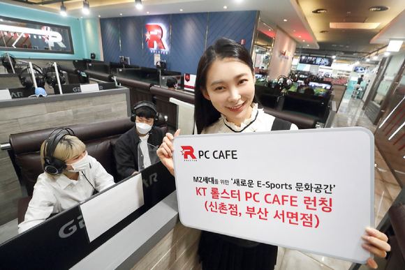 KT모델들이 롤스터 PC카페 신촌점에서 롤스터 PC카페에 대해 설명하고 있다. [사진=KT]