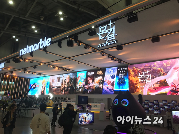 지스타 2025 메인 스폰서를 맡은 엔씨소프트 부스. [사진=문영수 기자]