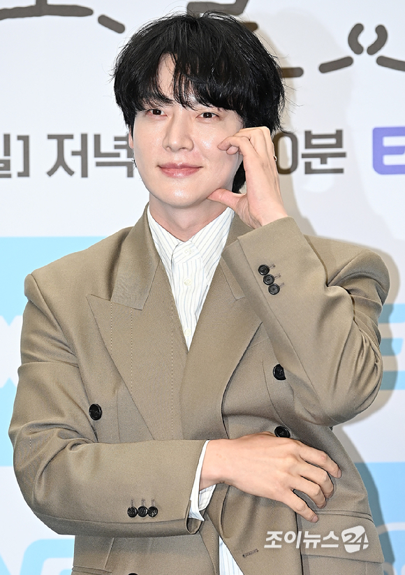 배우 안재현이 19일 오전 서울 마포구 스탠포드호텔에서 열린 ENA 새 예능 '어디로 튈지 몰라' 제작발표회에서 포토타임을 갖고 있다. [사진=곽영래 기자]