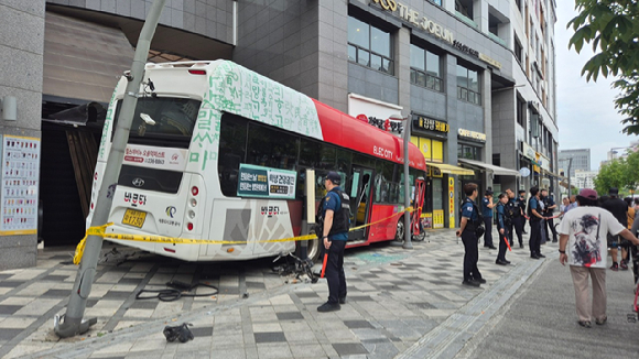 세종 BRT 버스가 인도로 돌진하는 사고가 발생한 가운데, 당시 빠른 판단력으로 아이를 구한 어머니의 모습이 화제가 되고 있다. 영상은 해당 사고 당시 상황. [영상=온라인 커뮤니티]