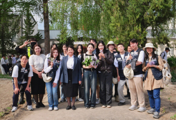 티웨이항공 임직원 자원봉사자들이 지난 15일 키르기스스탄 비슈케크 지역에 위치한 '앗바시 학교'에서 교육 환경 개선 및 재능기부 봉사활동 뒤 학생들과 기념촬영을 하고 있다. [사진=티웨이항공]