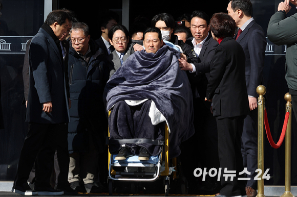 통일교&middot;공천헌금 '쌍특검'을 요구하며 8일째 단식을 진행 중인 장동혁 국민의힘 대표가 22일 서울 여의도 국회에서 단식을 중단하고 병원으로 이송되고 있다. [사진=곽영래 기자]