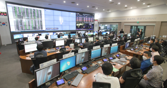 대전 한국항공우주연구원 위성관제실 관계자들이 21일 누리호가 발사되는 상황을 바라보고 있다. [사진=항우연]