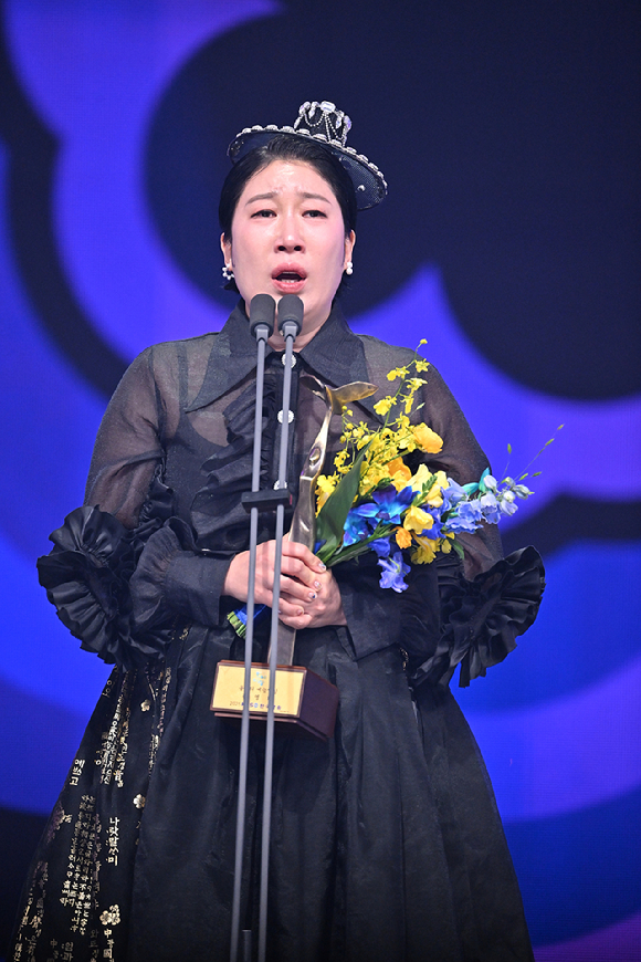 '2025 KBS 연예대상' 올해의 예능인상을 수상한 김영희 [사진=KBS]