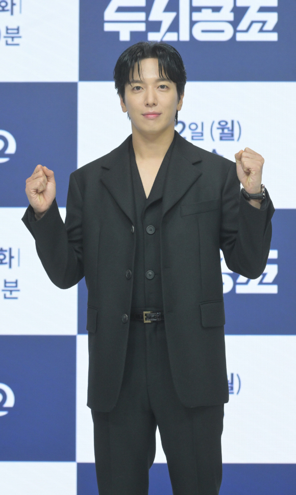 배우 정용화가 2일 온라인으로 진행된 KBS 2TV 새 월화드라마 '두뇌공조' 제작발표회에 참석하고 있다. [사진=KBS]