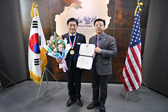 지난 15일 전진선 군수가 지평리전투기념관에서 미국 대통령 자원봉사상 금상을 수상하고 기념 촬영을 하고 있다. [사진=양평군]