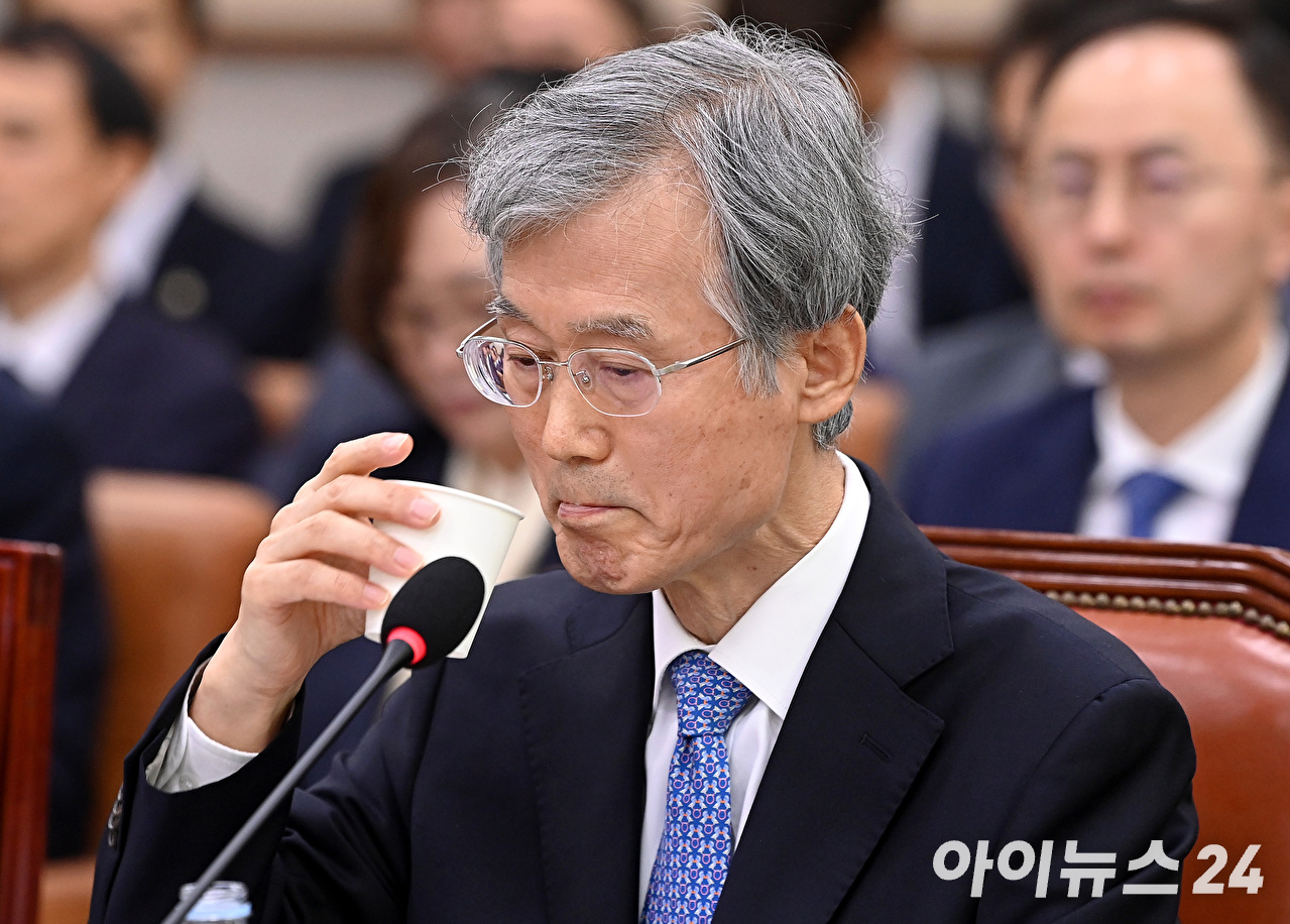 조희대 대법원장이 6일 서울 여의도 국회에서 열린 국회 법제사법위원회의 대법원 등 국정감사에서 물을 마시고 있다. [사진=곽영래 기자]