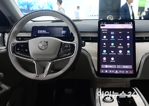 'EV 트렌드 코리아 2026'이 25일 서울 강남구 코엑스에서 열렸다. 볼보자동차코리아 부스에서 전기 세단 ES90, 전기 SUV EX90이 전시되고 있다. [사진=정소희 기자]