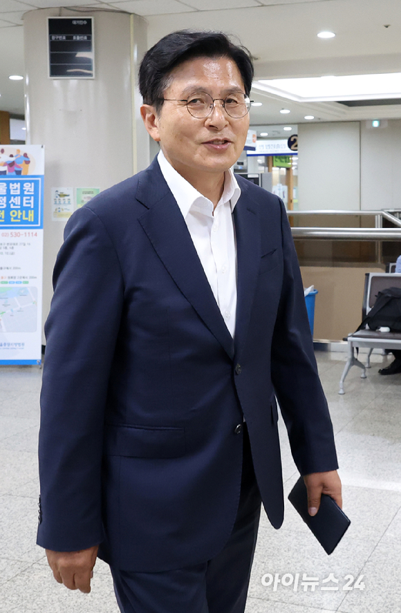 12&middot;3 비상계엄 선포와 관련해 내란선동 등 혐의로 기소된 황교안 자유와혁신 대표(전 국무총리)가 2일 서울 서초구 서울중앙지법에서 열린 1차공판에 출석하고 있다. [사진=사진공동취재단]