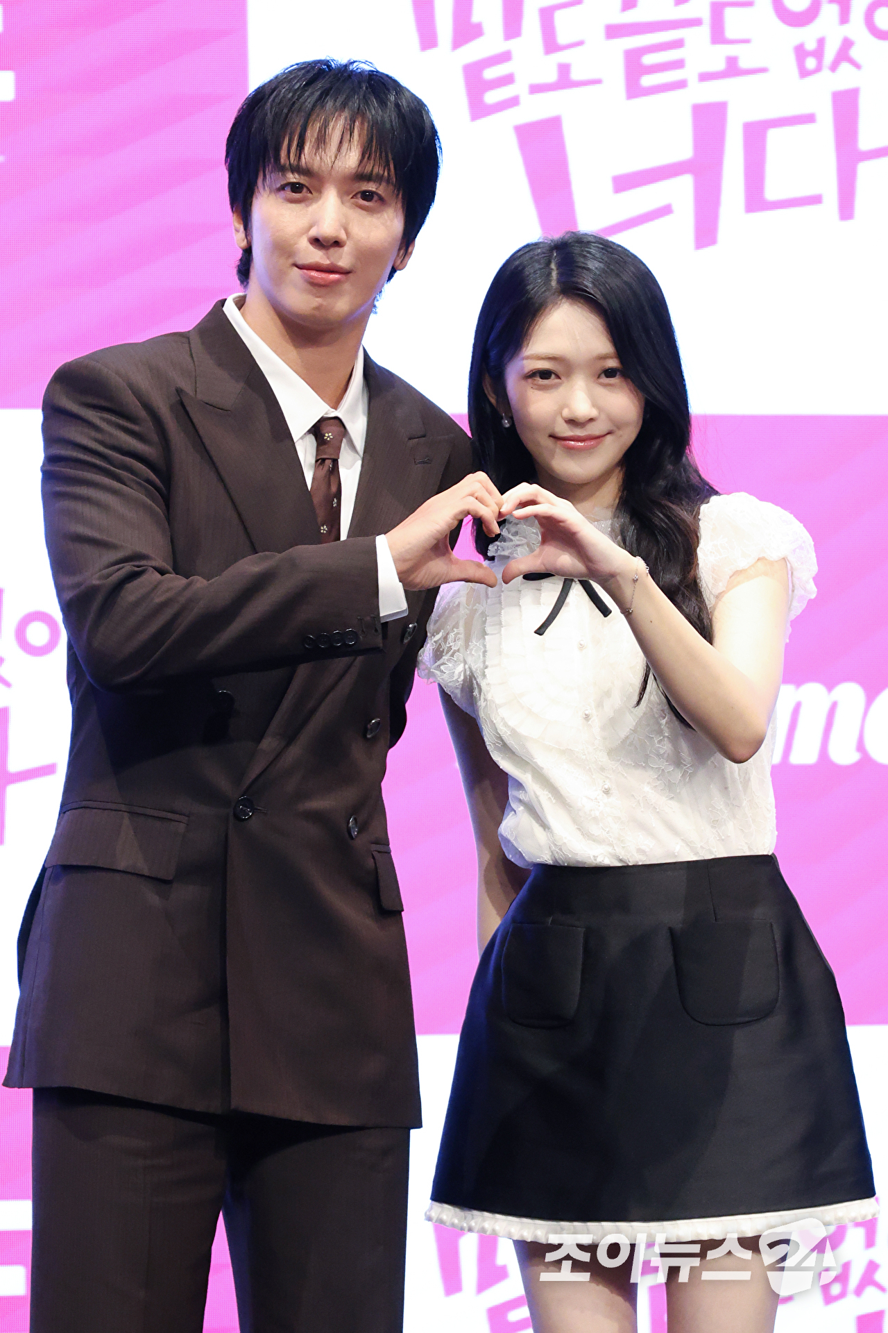 그룹 씨엔블루 정용화, 배우 홍승희가 19일 오후 서울 구로구 더세인트에서 진행된 라이프타임 새 토일드라마 '밑도 끝도 없이, 너다' 제작발표회에 참석해 포즈를 취하고 있다. [사진=문수지 기자]