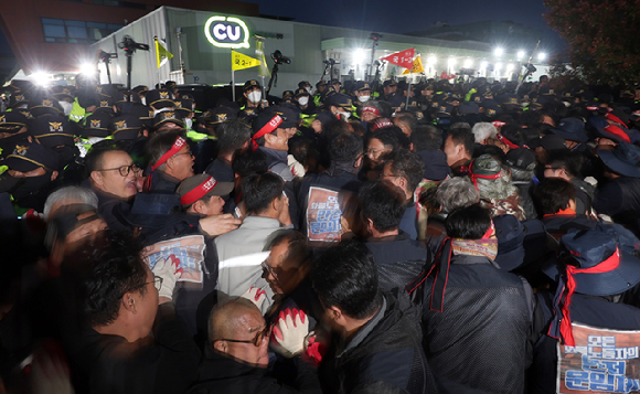 지난 20일 오후 경남 진주시 정촌면 BGF로지스 진주센터에서 화물연대 관계자가 센터 입구로 진입하려는 과정에서 경찰과 대치하고 있다. [사진=연합뉴스]