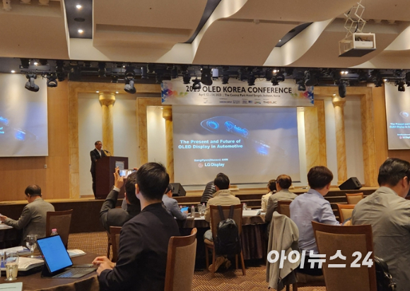 안상현 LG디스플레이 오토 영업담당 상무가 13일 인천 송도 센트럴파크 호텔에서 열린 'OLED 코리아 콘퍼런스'에서 발표하는 모습.