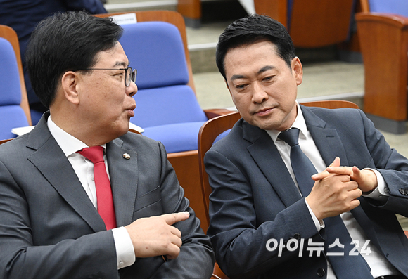 국민의힘 장동혁 당대표와 송언석 원내대표가 10일 서울 여의도 국회에서 열린 2026 원내대표 선출 의원총회에서 대화를 하고 있다. [사진=곽영래 기자]