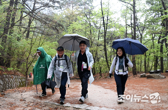 산악인 오은선 대장이 15일 오전 서울 강북구 북한산 우이령길에서 열린 '제7회 희망찾기 등산·트레킹 교실'에서 참가자들과 등산을 하고 있다. [사진=김성진 기자]