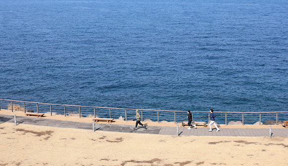 설 연휴인 둘째 날인 15일 제주시 용담동 해안도로에서 제주도민들이 조깅하며 따뜻한 날씨를 즐기고 있다. 2026.2.15 [사진=연합뉴스]