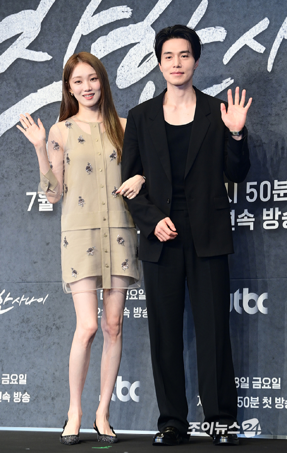 배우 이성경과 이동욱이 14일 오후 서울 영등포구 더링크 호텔에서 열린 JTBC 새 금요시리즈 '착한 사나이' 제작발표회에 참석하고 있다. [사진=정소희 기자]