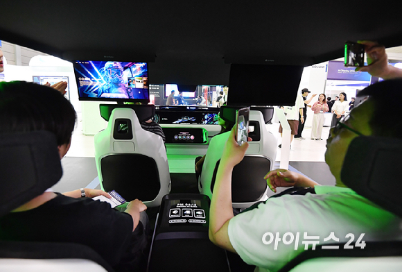 23일 서울 강남구 코엑스에서 열린 'K디스플레이 2026(한국디스플레이산업전시회)를 찾은 방문객이 삼성디스플레이 부스를 관람하고 있다. [사진=곽영래 기자]