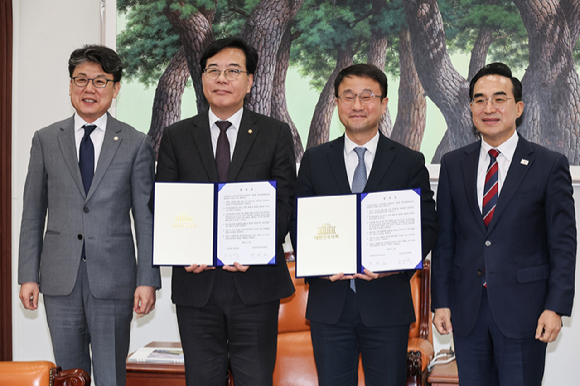 더불어민주당 한병도 원내대표와 국민의힘 송언석 원내대표가 10일 국회에서 2026년도 제1회 추가경정예산안 합의문에 서명한 뒤 기념사진을 찍고 있다. 왼쪽부터 진성준 예결위원장, 송 원내대표, 한 원내대표, 박홍근 기획예산처 장관. 2026.4.10 [공동취재] [사진=연합뉴스]