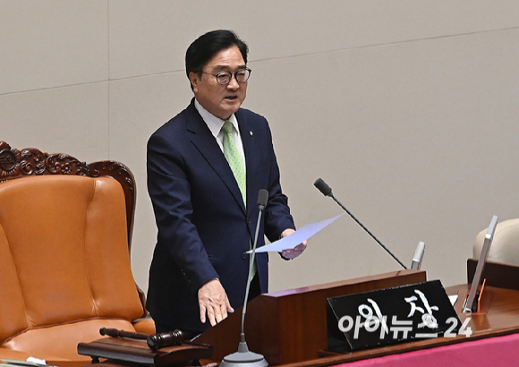 7일 오후 서울 여의도 국회에서 열린 제435회 국회(임시회) 제1차 본회의에서 대한민국헌법 개정안이 국민의힘 의원 불참으로 투표가 불성립 되고 있다. 국민의힘 의원들의 자리가 비어 있다. [사진=곽영래 기자]