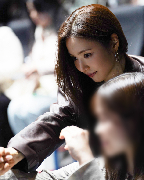 배우 신세경이 영화 '휴민트' 무대인사에서 관객들을 만나고 있다. [사진=더프레젠트컴퍼니]