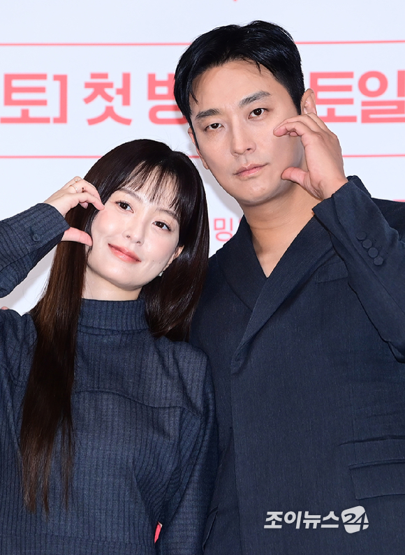 배우 정유미와 주지훈이 18일 오후 서울 구로구 라마다서울신도림호텔에서 열린 tvN 새 토일드라마 '사랑은 외나무다리에서' 제작발표회에 참석해 포토타임을 갖고 있다. [사진=정소희 기자]