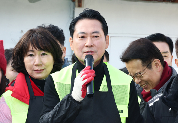 국민의힘 장동혁 대표가 17일 경기 고양시 화전마을에서 열린 청년과 함께 따뜻한 겨울나기 연탄배달 봉사에서 발언하고 있다. [사진=연합뉴스]