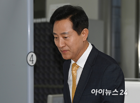 '명태균 여론조사비 대납 의혹'으로 기소된 오세훈 서울시장이 2일 서초구 서울고등법원에서 열린 정치자금법 위반 혐의 항소심 결심공판에 출석하고 있다. [사진=곽영래 기자]
