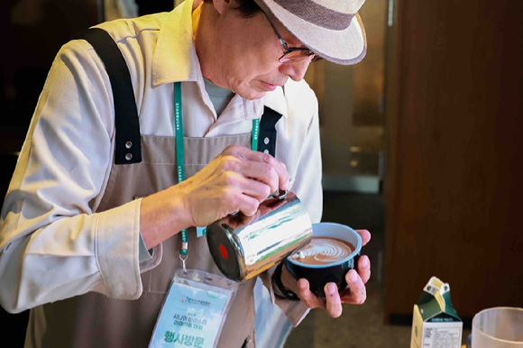 제4회 시니어 바리스타 라떼아트 대회에서 스타벅스 대표이사상을 수상한 대구북구시니어클럽 이제구 바리스타가 라떼아트를 하고 있다. [사진=스타벅스]