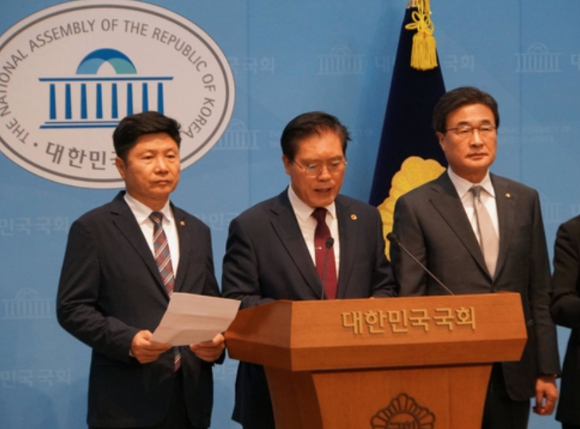 국회 외교통일위원회 송석준 위원장과 양당 간사인 더불어민주당 홍기원&middot;국민의힘 김대식 의원이 27일 국회에서 '네팔 대홍수로 연락 두절된 우리 국민의 생명과 안전 확보가 최우선입니다'를 주제로 기자회견을 하고 있다. 2026.8.27 [더불어민주당 홍기원 의원 페이스북 캡처] [사진=연합뉴스]