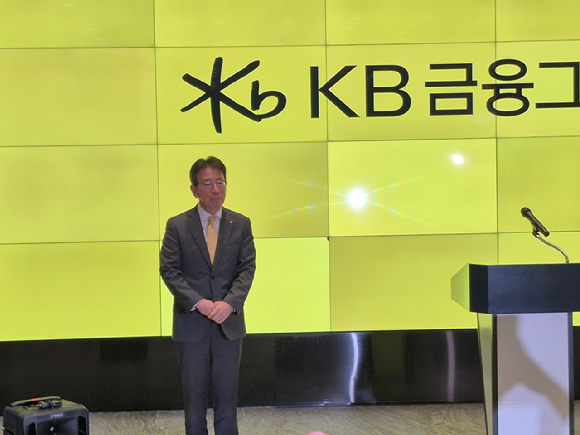 이재근 KB금융 차기 회장 후보가 14일 서울 여의도 KB금융 본사에서 기자들과 만나 발언하고 있다. [사진=이도훈 기자]