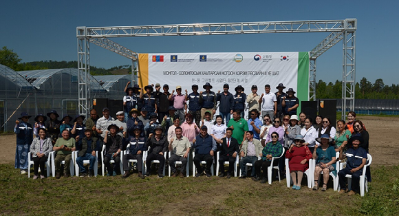 산림청은 몽골 셀렝게 아이막 보간트 솜에서 몽골 산림청, 몽골 환경기후변화부, 몽골 지방정부, 한-몽 그린벨트 사업단 등과 함께 '한-몽 그린벨트 3단계 사업'의 성과 및 협력 방안을 논의하는 자리를 가졌다. [사진=산림청]