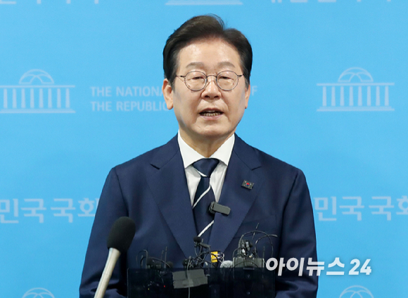 더불어민주당 이재명 전 대표가 11일 오전 서울 여의도 국회 소통관에서 '비전 선포식 및 캠프 일정 발표' 기자회견을 마치고 백브리핑을 하고 있다. [사진=곽영래 기자]