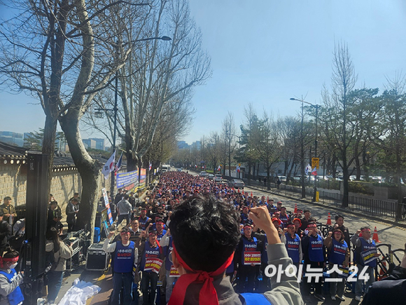 HMM 육상노동조합(이하 노동조합) 조합원 638명이 2일 오후 청와대 사랑채 앞에서 본사 부산이전을 반대하며 구호를 외치고 있다. [사진=설재윤 기자]