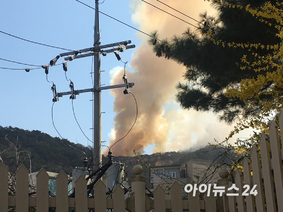 2일 서울 종로구 인왕산에 산불이 발생해 연기가 치솟고 있다. 당국은 소방헬기 등을 투입해 긴급 진화작업을 벌이고 있다.  [사진=문영수 기자]