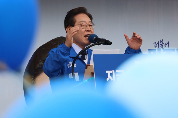 더불어민주당 이재명 대선 후보가 '보수의 텃밭'으로 불리는 대구·경북(TK) 지역 유세에 나선 13일 경북 포항시청 광장에서 시민들에게 지지를 호소하고 있다. 2025.5.13 [사진=연합뉴스]