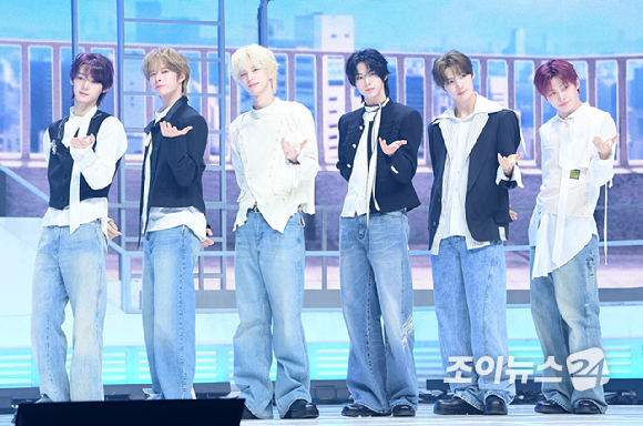 그룹 투어스가 27일 오후 서울 광진구 광장동 예스24라이브홀에서 열린 투어스(TWS) 미니 5집 'NO TRAGEDY' 발매 기념 쇼케이스에서 참석하고 있다. [사진=정소희 기자]