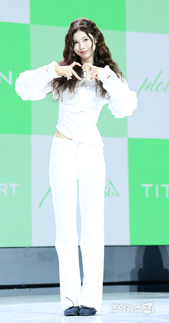 그룹 앳하트 미치가 13일 오후 서울 한남동 블루스퀘어에서 열린 앳하트(AtHeart) 첫 번째 EP '플롯 트위스트'(Plot Twist) 미디어 쇼케이스에 참석하고 있다. [사진=정소희 기자]