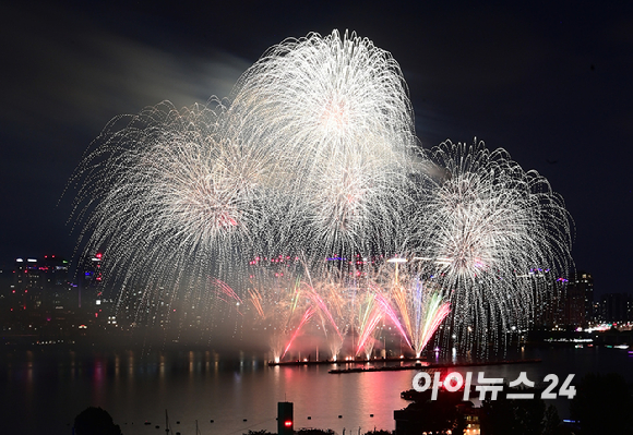 27일 저녁 서울 여의도 한강공원 일대에서 열린 '한화와 함께하는 서울세계불꽃축제 2025'에서 화려한 불꽃들이 밤 하늘을 수놓고 있다. [사진=정소희 기자]