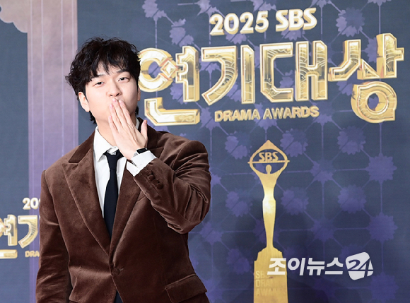 코미디언 유재필이 31일 오후 서울 마포구 상암동 SBS 프리즘타워에서 열린&nbsp;2025 SBS 연기대상&nbsp;레드카펫 행사에 MC로 참석하고 있다. [사진=정소희 기자]