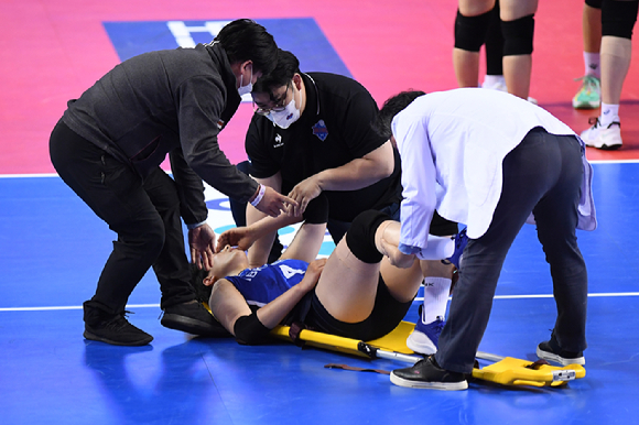 IBK기업은행 김희진이 9일 화성체육관에서 열린 '도드람 2021-22 V리그' 여자부 페퍼저축은행과의 1라운드 최종전 도중 무릎 통증을 호소하며 쓰러졌다. [사진=한국배구연맹(KOVO)]