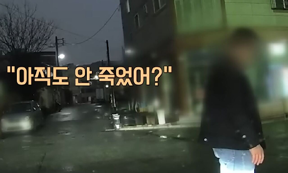 충남 예산에서 50대 남성이 70대 택시 기사를 무차별 폭행해 의식불명 상태에 빠뜨리는 사건이 발생했다. 사진은 해당 사건 장면. [사진=JTBC 사건반장 방송화면 캡처]