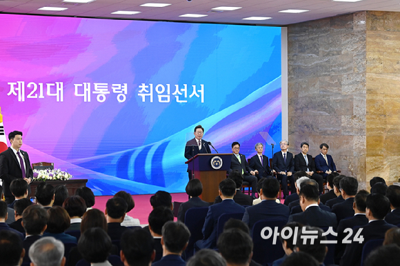 이재명 대통령이 4일 오전 서울 여의도 국회 로텐더홀에서 취임선서를 하고 있다. [사진=곽영래 기자]