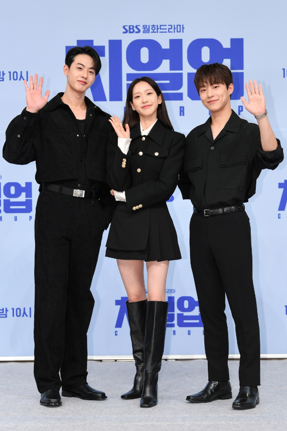 배우 한지현 배인혁 김현진이 27일 열린 SBS 새 월화드라마 '치얼업' 온라인 제작발표회에서 포즈를 취하고 있다. [사진=SBS]