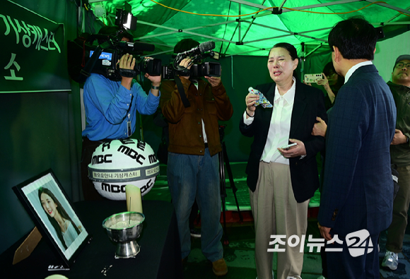 [포토] 故 오요안나 영정 앞에서 눈물 흘리는 어머니