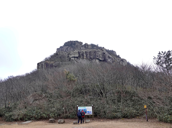 두륜산 너른 절마당과 두룬산. [사진=박성기]