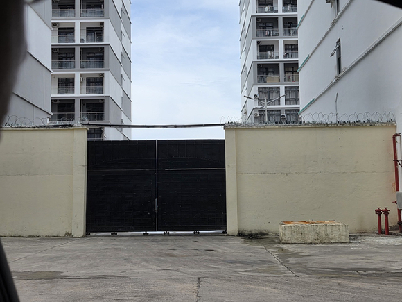 14일(현지시간) 오후 캄보디아 시하누크빌에 있는 범죄 단지로 추정되는 건물 인근에 철조망과 깨진 유리조각을 설치한 담벼락이 들어서 있다. 2025.10.14 [사진=연합뉴스]