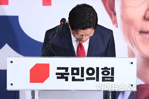 제21대 대통령 선거에서 이재명 더불어민주당 대선 후보의 당선이 확실시된 4일 새벽 김문수 국민의힘 대선후보가 서울 여의도 국민의힘 중앙당사에서 승복 공식 선언 기자회견을 갖고 있다. [사진=정소희 기자]