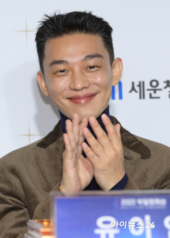 배우 유아인이 해운대구 시그니엘 부산 그랜드볼룸에서 열린 2022 부일영화상 시상식에 전년도 남우주연상 수상자로 참석해 핸드프린팅 행사를 갖고 있다. [사진=정소희 기자]