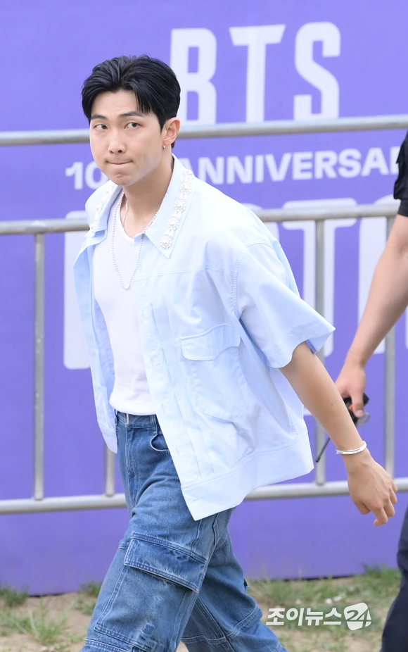 방탄소년단 RM(김남준)이 17일 서울 영등포구 여의도 한강공원에서 열린 방탄소년단 데뷔 10주년 FESTA @여의도(BTS 10th Anniversary FESTA @Yeouido)의 '오후 5시 김남준 입니다' 코너 진행을 마치고 퇴장하고 있다. [사진=정소희 기자]